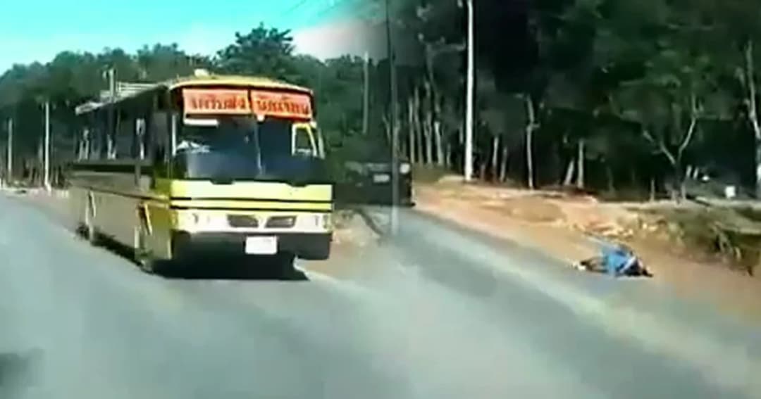 เด็กหญิงพลัดตกรถรับส่งนักเรียน ใน จ.ยะลา พบนอนตัวเกร็งกลางถนน