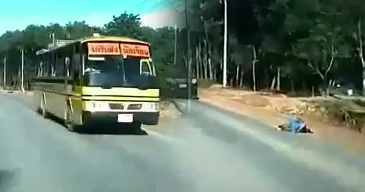 เด็กหญิงพลัดตกรถรับส่งนักเรียน ใน จ.ยะลา พบนอนตัวเกร็งกลางถนน