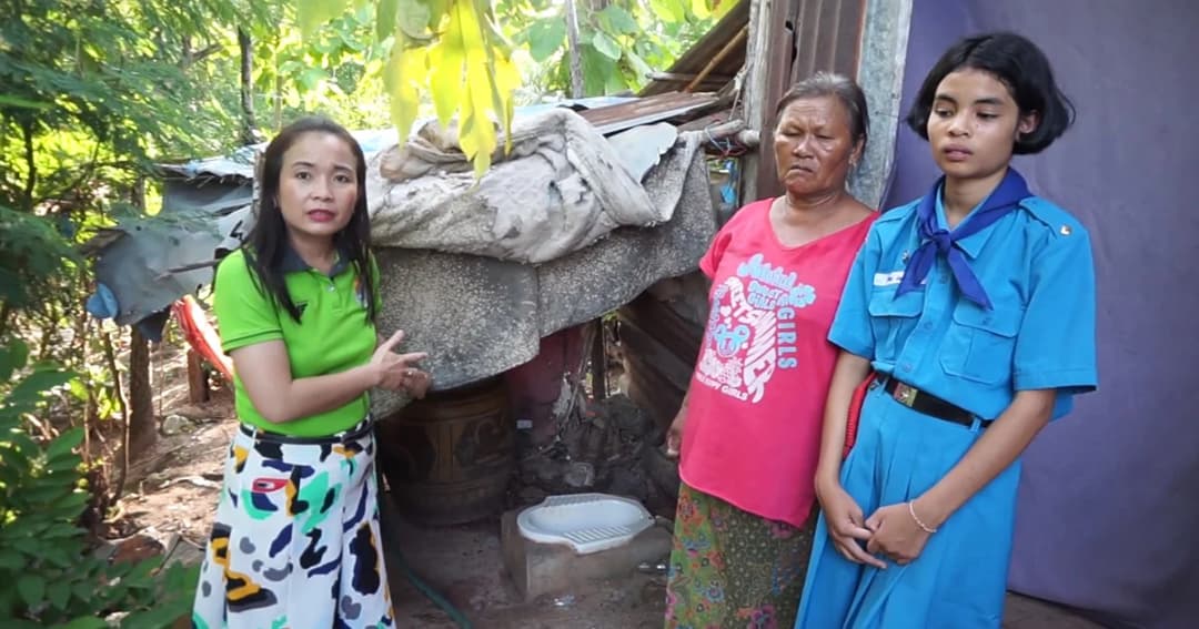 ครูน้ำตาร่วง เยี่ยมด.ญ.12 เรียนดีแต่สุดยากจน เลี้ยงยาย-น้องอีก2 อาศัยเพิงไม้เป็นบ้าน