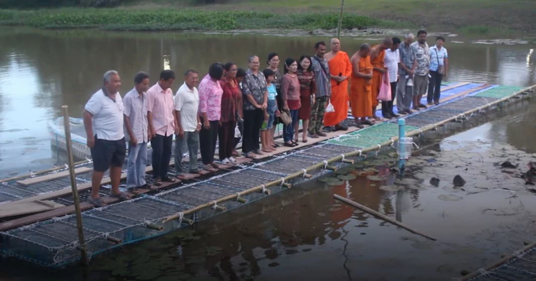 วัดเมืองเพชรไอเดียเจ๋ง ! สร้างสะพานขวดน้ำพลาสติกยาวที่สุดในไทย
