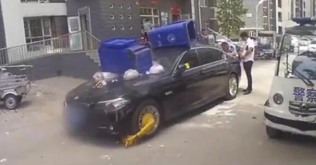 เจ้าของบีเอ็มจอดผิดที่ โดนมือดีทุ่มถังขยะใส่ ทุบกระจกรถร้าว