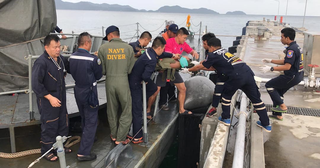 สุดยื้อ ! ทหารเรือ-กู้ภัย เร่งช่วยลูกเรือถูกไฟฟ้าช็อต กลางทะเลตราด สุดท้ายไม่รอด