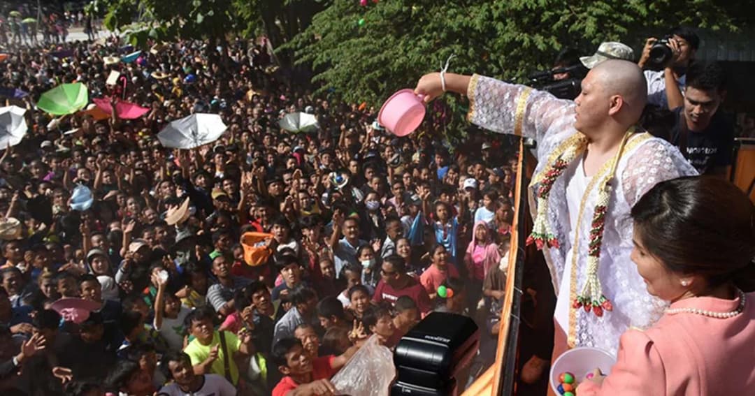 วัดแทบแตก ! โปรยทาน 1 ล้านงานบวช “นาคเต้” ราชบุรี