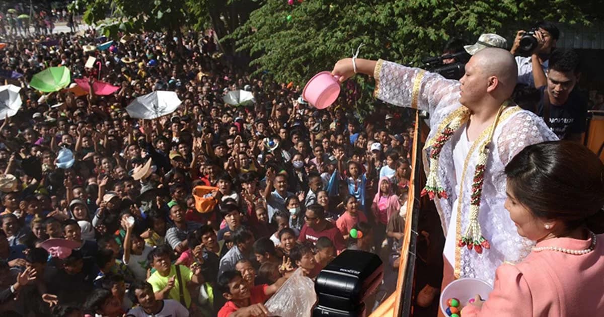 วัดแทบแตก ! โปรยทาน 1 ล้านงานบวช “นาคเต้” ราชบุรี