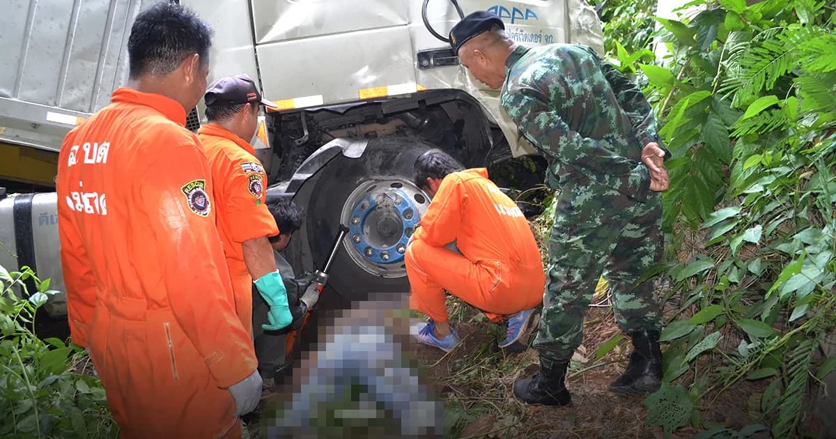 รถพ่วง 18 ล้อ ขนตู้คอนเทนเนอร์พุ่งตกสะพาน ทับคนขับดับคาที่