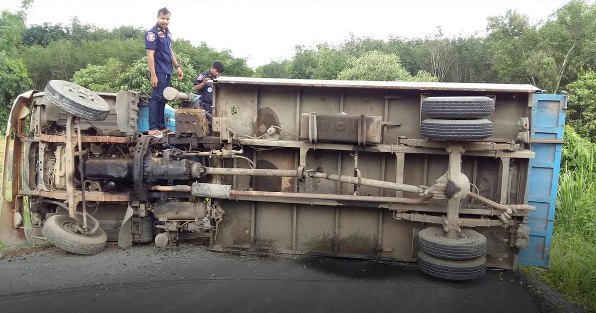 รถ 6 ล้อ บรรทุกคนงานรับเหมา ไหลตกเขาพลิกคว่ำ เจ็บ 10 ราย