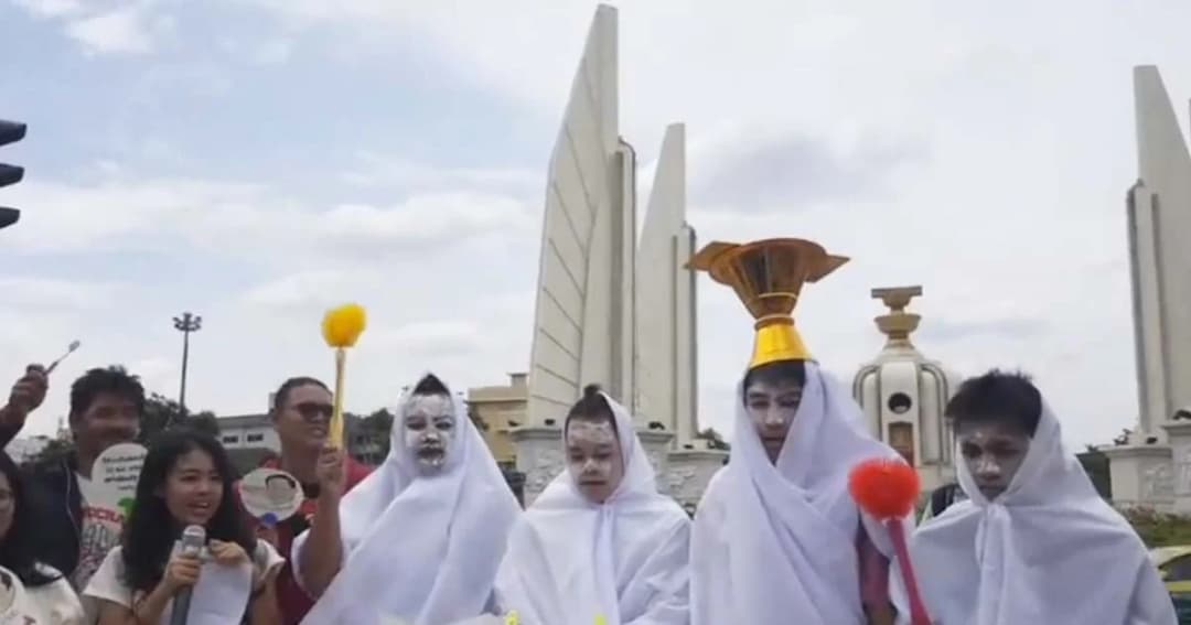 ‘คนอยากเลือกตั้ง’ เป่าเค้ก 86 ปี เปลี่ยนแปลงระบอบการปกครอง