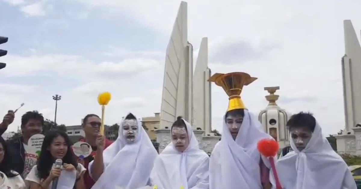 ‘คนอยากเลือกตั้ง’ เป่าเค้ก 86 ปี เปลี่ยนแปลงระบอบการปกครอง