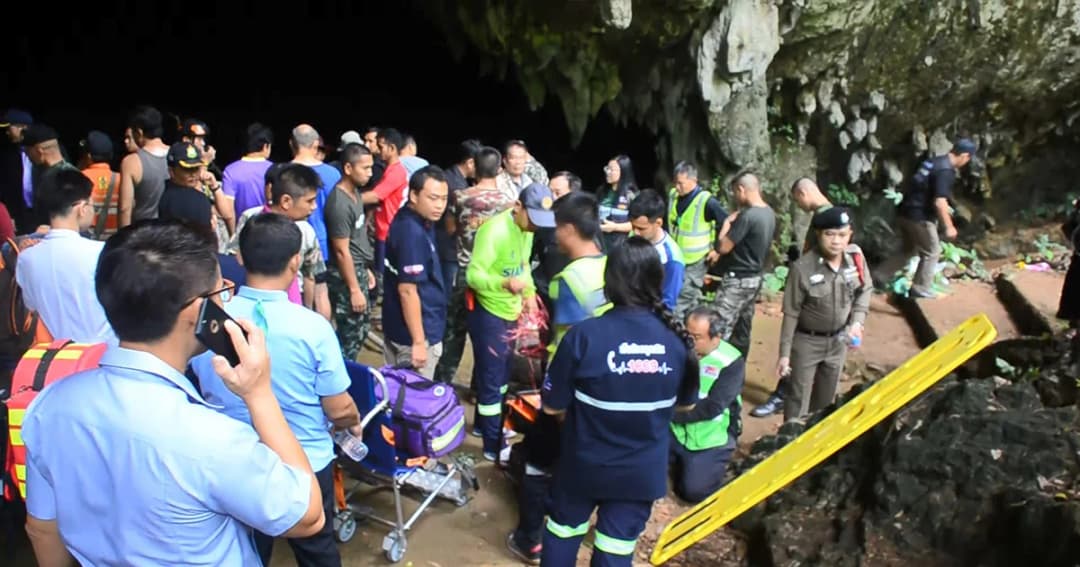 พบกระเป๋า เเละรองเท้า ! เเต่ยังไม่พบโค้ช นักฟุตบอล 12 ชีวิต ในถ้ำหลวง