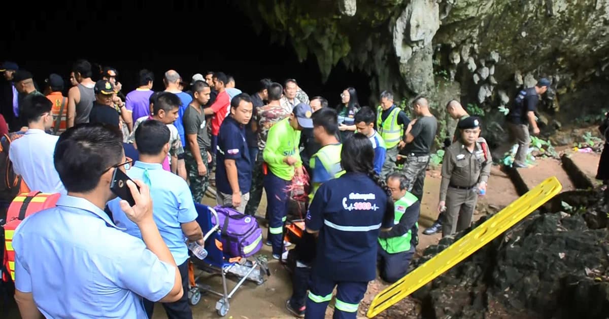 พบกระเป๋า เเละรองเท้า ! เเต่ยังไม่พบโค้ช นักฟุตบอล 12 ชีวิต ในถ้ำหลวง