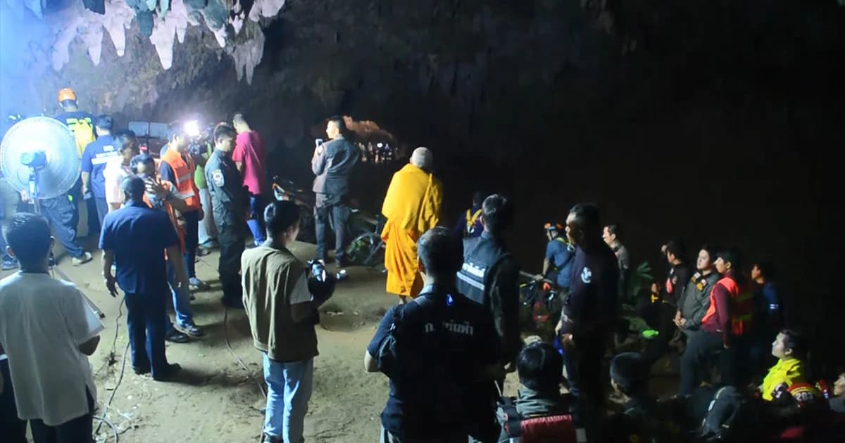 ยังไร้วี่เเวว ! โค้ชเเละนักฟุตบอล 13 ชีวิต สูญหายในถ้ำหลวง จนท.ยุติการค้นหาชั่วคราว