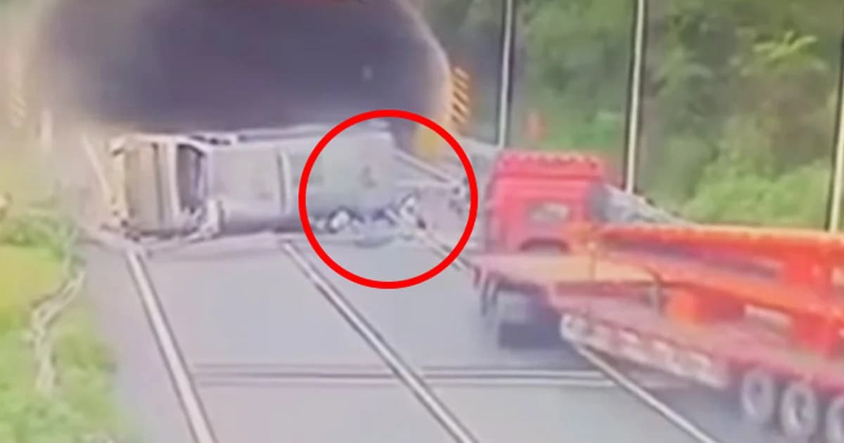 รถบัสคณะครูพลิกคว่ำในจีน ร่างกระเด็นออกนอกรถ ดับ 3 เจ็บอื้อ