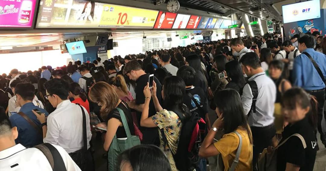 BTS แจ้งระบบสายสีลม-สุขุมวิท ขัดข้อง ผู้โดยสารตกค้างเพียบ