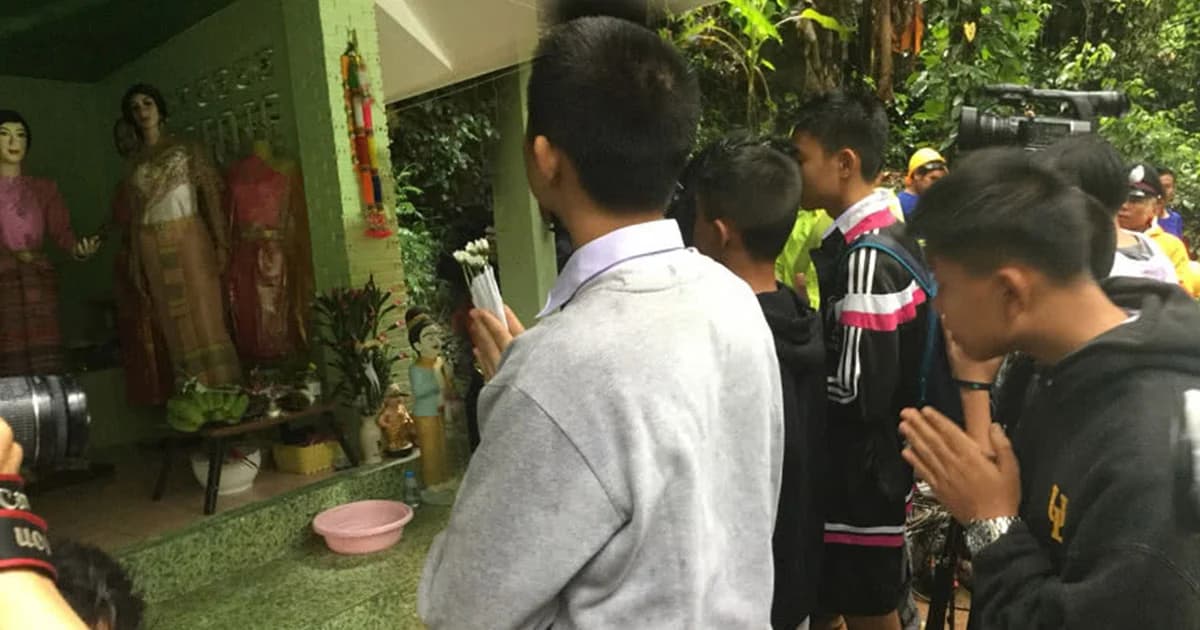 เพื่อนนักเตะขอขมาเจ้าแม่นางนอน ขอ 13 ชีวิตออกจากถ้ำปลอดภัย