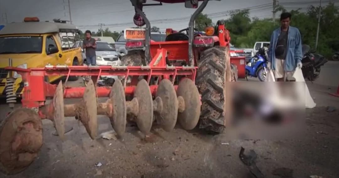 สลด ! เด็กชาย ม.2 ซิ่งจยย. ไปโรงเรียน เบรกไม่ทันชนรถไถนาดับสยอง