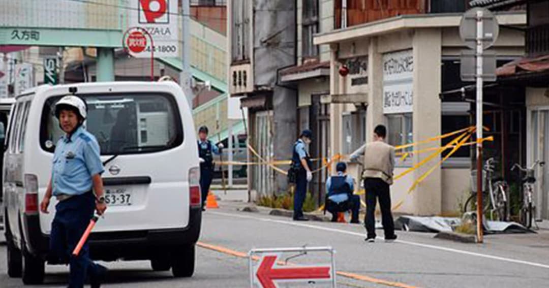 หนุ่มคลั่ง! บุกแทงตำรวจ ก่อนคว้าปืน ยิง รปภ. โรงเรียนประถมญี่ปุ่น ดับ 2