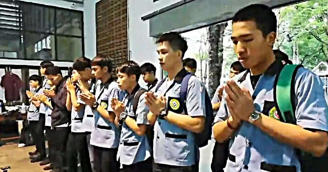 นักศึกษาใน จ.เชียงใหม่ ร่วมสวดมนต์ ส่งกำลังใจขอให้ “ทีมหมูป่า” ปลอดภัย