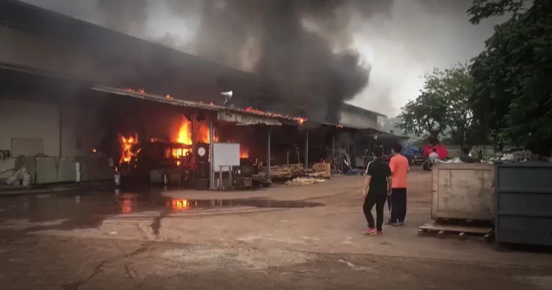 ไฟไหม้โกดังซ่อมบำรุง โรงงานสแตนเลส วอดเสียหายนับล้าน