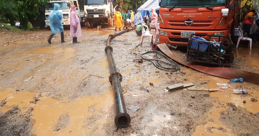 เจ้าหน้าที่เตรียมอุปกรณ์สำหรับสูบน้ำออกจากถ้ำหลวง 2 วิธี