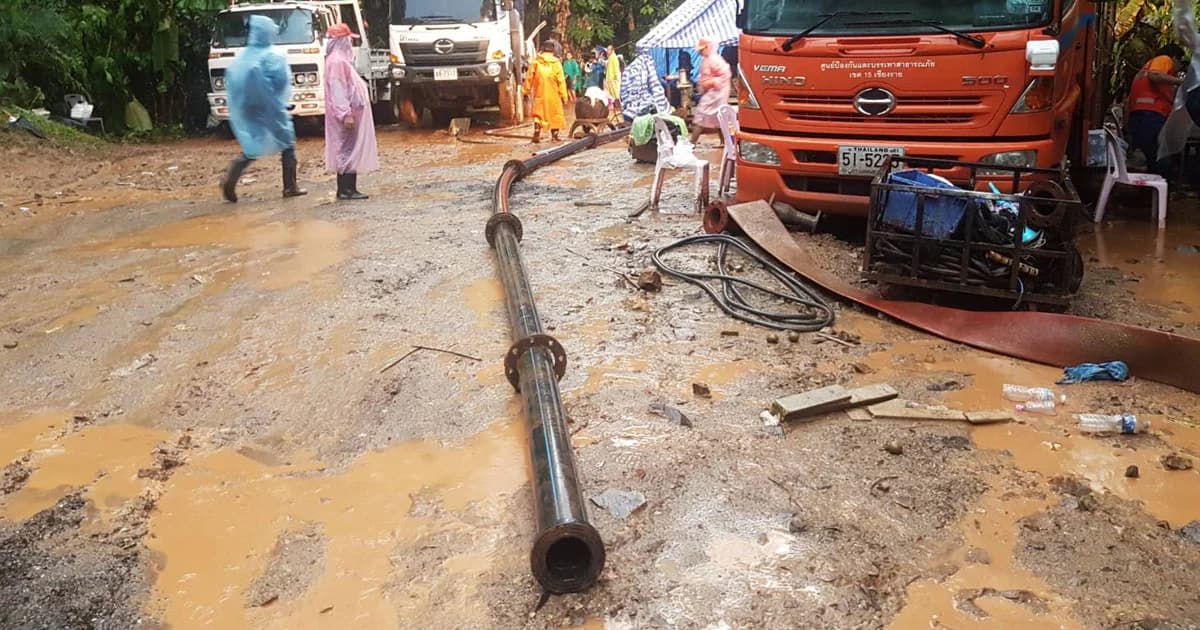 เจ้าหน้าที่เตรียมอุปกรณ์สำหรับสูบน้ำออกจากถ้ำหลวง 2 วิธี