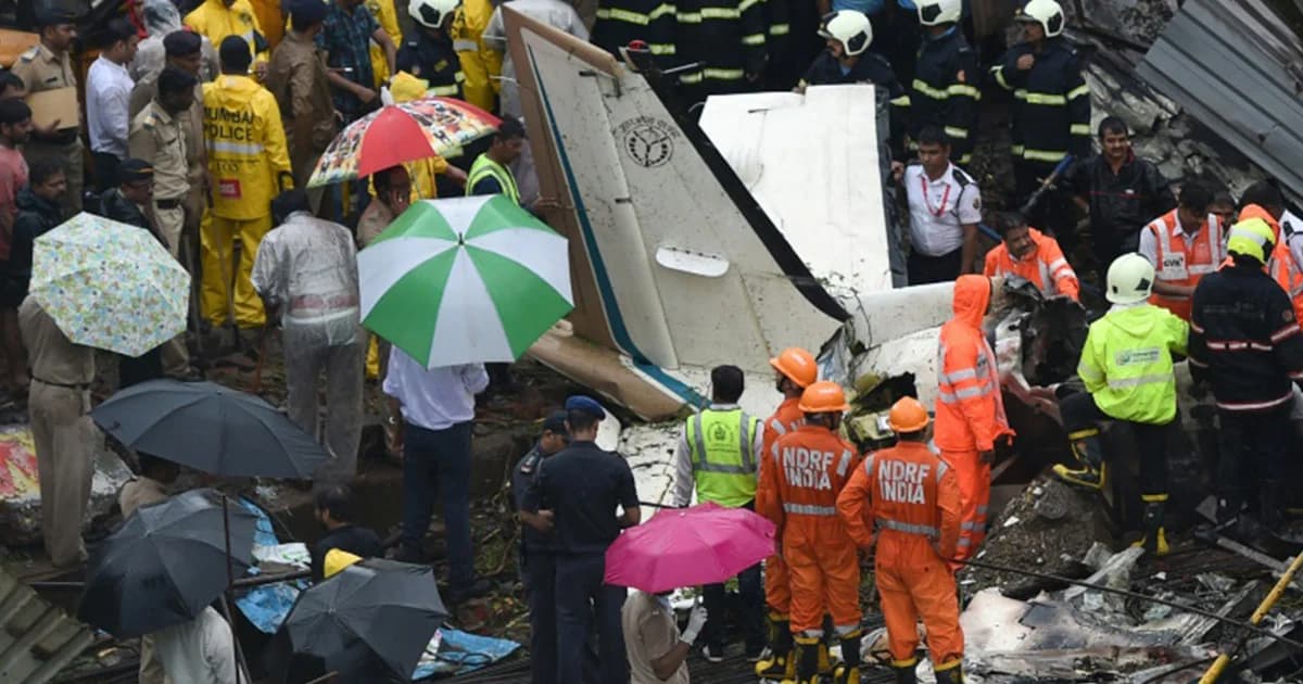 เครื่องบินตกใส่ไซต์งานก่อสร้างในเมืองมุมไบ ประเทศอินเดีย เบื้องต้นดับ 5 ราย