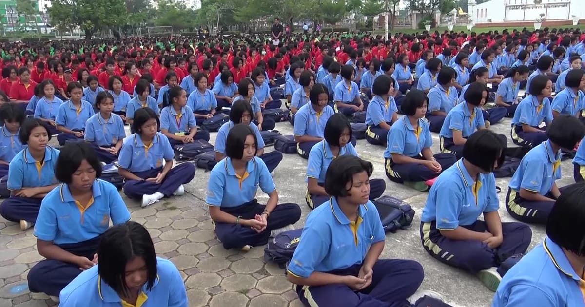 นร.นับพัน ร่วมนั่งสมาธิ อธิษฐานให้ 13 ชีวิต ติดถ้ำหลวงปลอดภัย