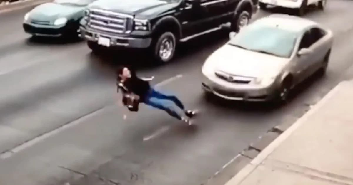 สาวใส่ส้นสูงวิ่งข้ามถนน ลื่นถูกรถเหยียบ นอนแน่นิ่งกลางถนนเม็กซิโก