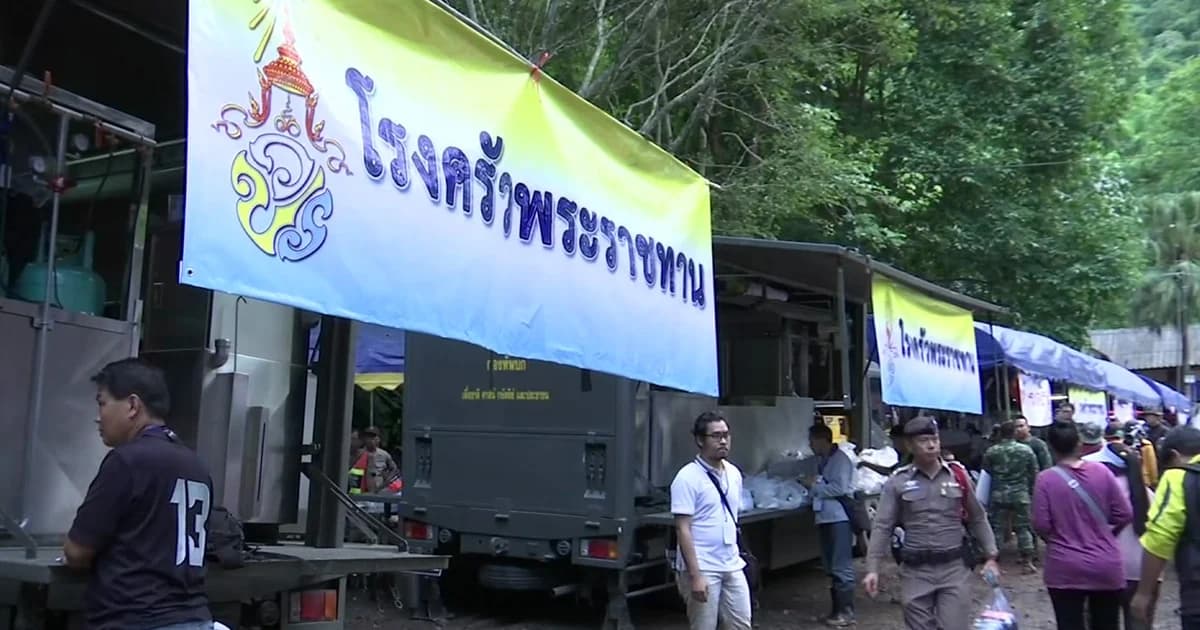 สมเด็จพระเจ้าอยู่หัว พระราชทาน ‘โรงครัวปรุงอาหาร’ แจก จนท. ช่วยทีมหมูป่า