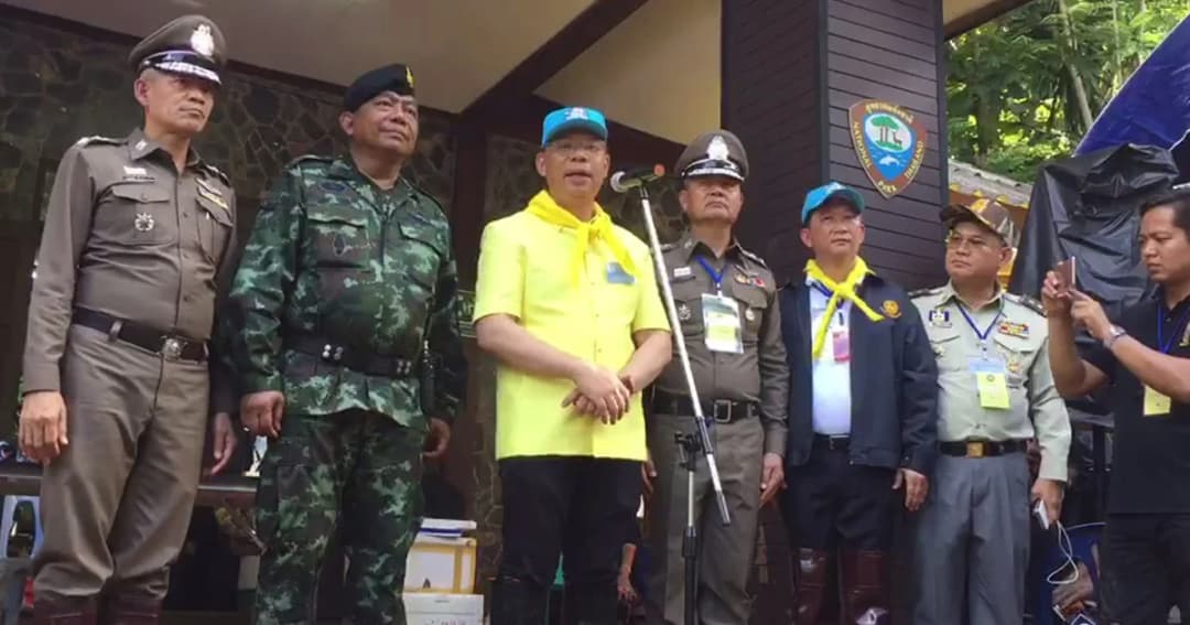 ผู้ว่าฯ เชียงราย ยันไม่มีไฟช็อตที่ถ้ำหลวง ด้าน ผบ.ทร.นำหน่วยซีลเสริมแล้ว