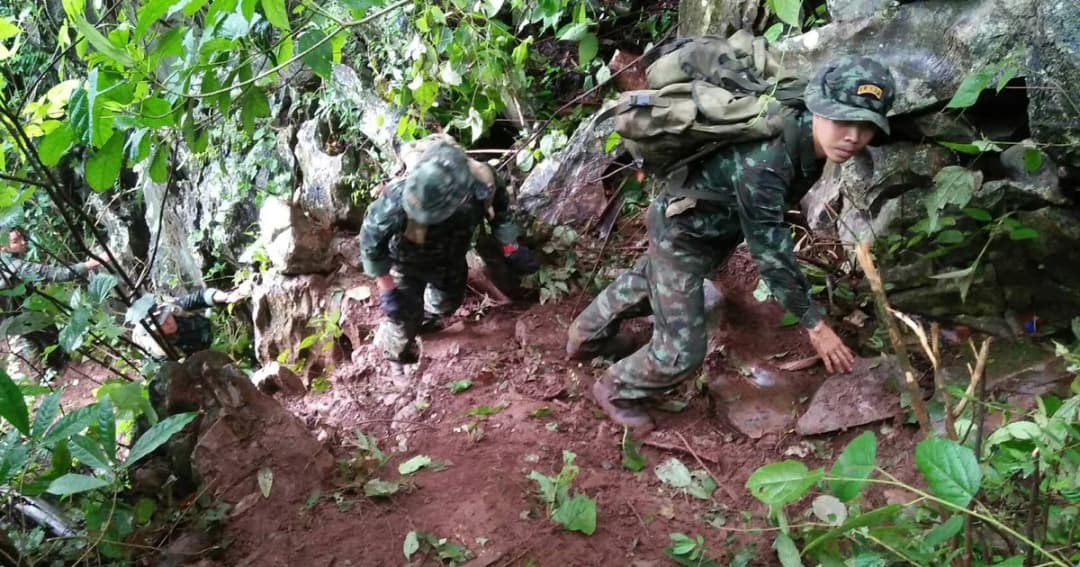 ปีนหน้าผาเคลียร์พิกัดใหม่ ! ไม่พบทีมหมูป่า หลังบินเห็นคล้ายเด็กเสื้อแดง 2 คน