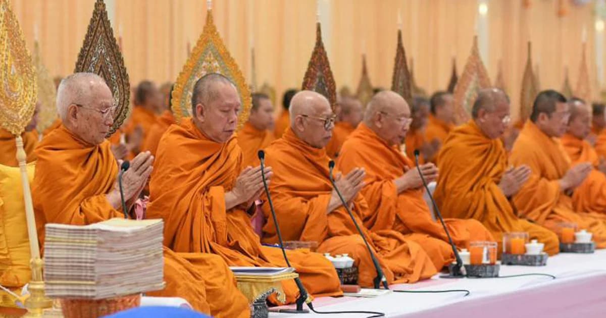ร.10 โปรดเกล้าฯ พระสังฆราชนำสวดมนต์ให้ “ทีมหมูป่า” ปลอดภัย