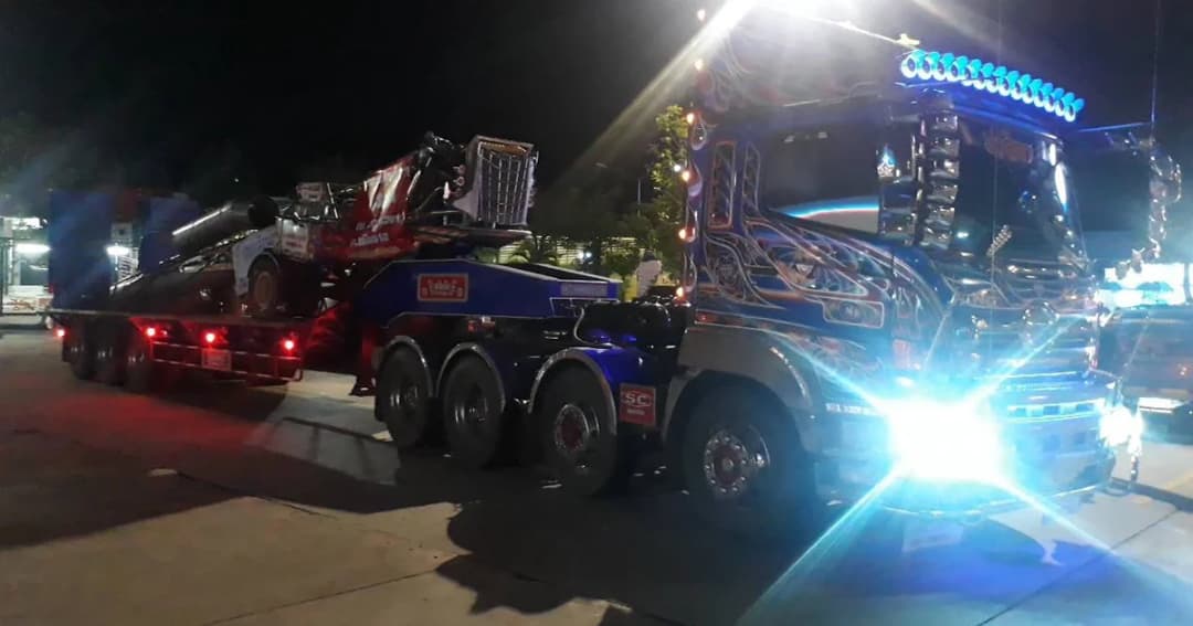 ขบวนรถเทรลเลอร์ ขนหัวนาคสูบน้ำ มุ่งหน้าช่วย 13 ชีวิต ติดถ้ำหลวง