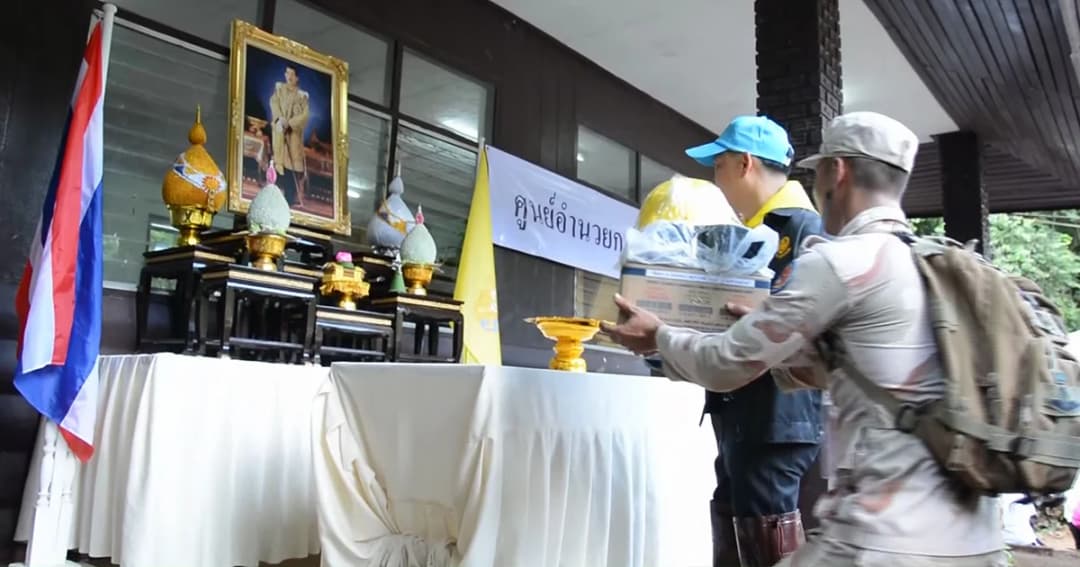 สมเด็จพระเจ้าอยู่หัวพระราชทานสิ่งของแก่ ญาติ-จนท. ช่วย 13 ชีวิตติดถ้ำหลวง