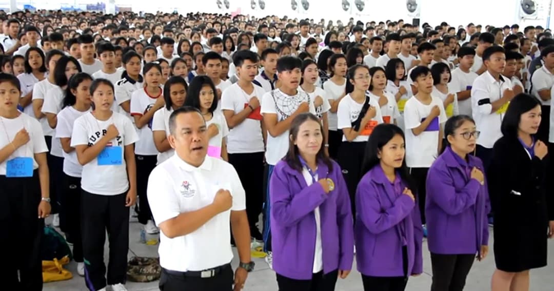 มรภ.สุรินทร์ กว่า 2 พันคน ร้องเพลงส่งกำลังใจ 13 ชีวิตทีมหมูป่า