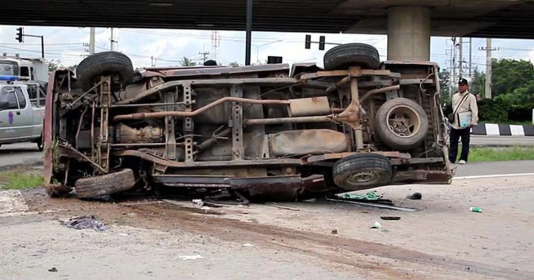 รถทัวร์ชนกระบะกลางสี่แยก เด็กชายวัย 8 ขวบ เสียชีวิต