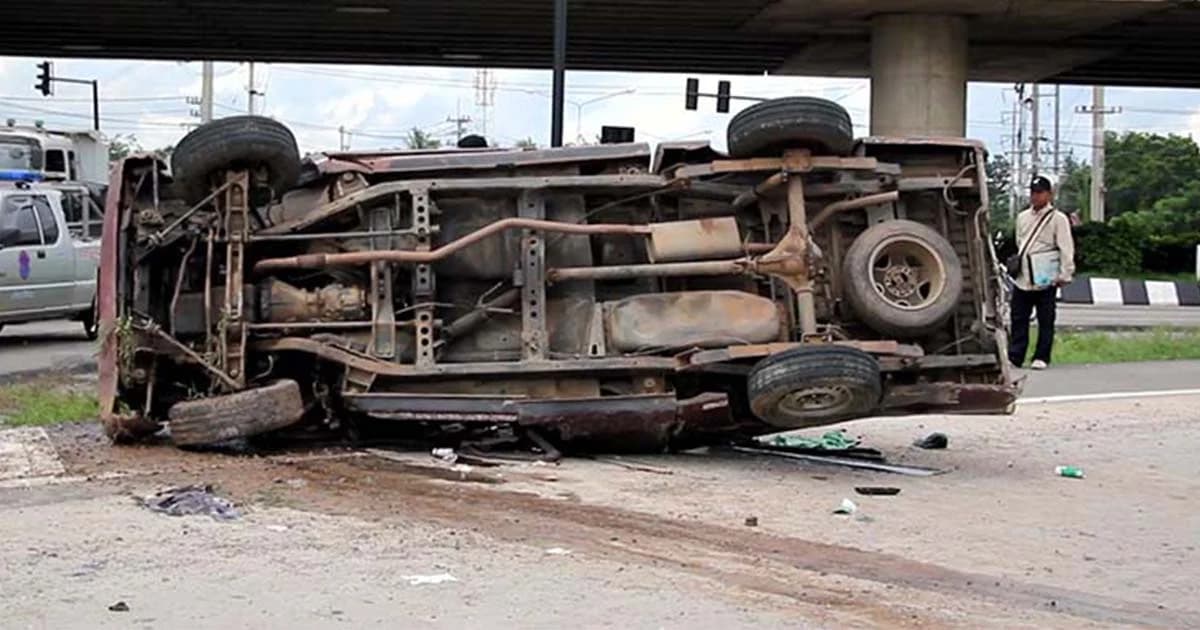 รถทัวร์ชนกระบะกลางสี่แยก เด็กชายวัย 8 ขวบ เสียชีวิต