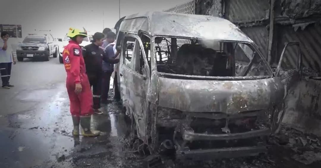 หวิดดับทั้งคัน ! ไฟไหม้รถตู้วอด บนทางด่วนดอนเมืองโทลล์เวย์