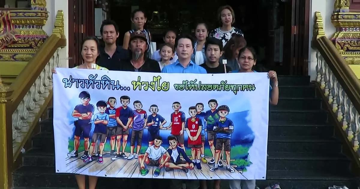 ชาวหัวหิน ขอพรหลวงพ่อนาค บันดาลให้พบ 13 ชีวิตทีมหมูป่า