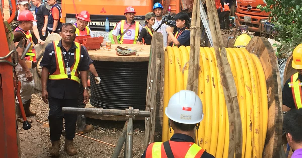 กฟผ. เร่งเชื่อมต่อสายไฟชนิดพิเศษ เพิ่มกระแสไฟฟ้าในถ้ำหลวง