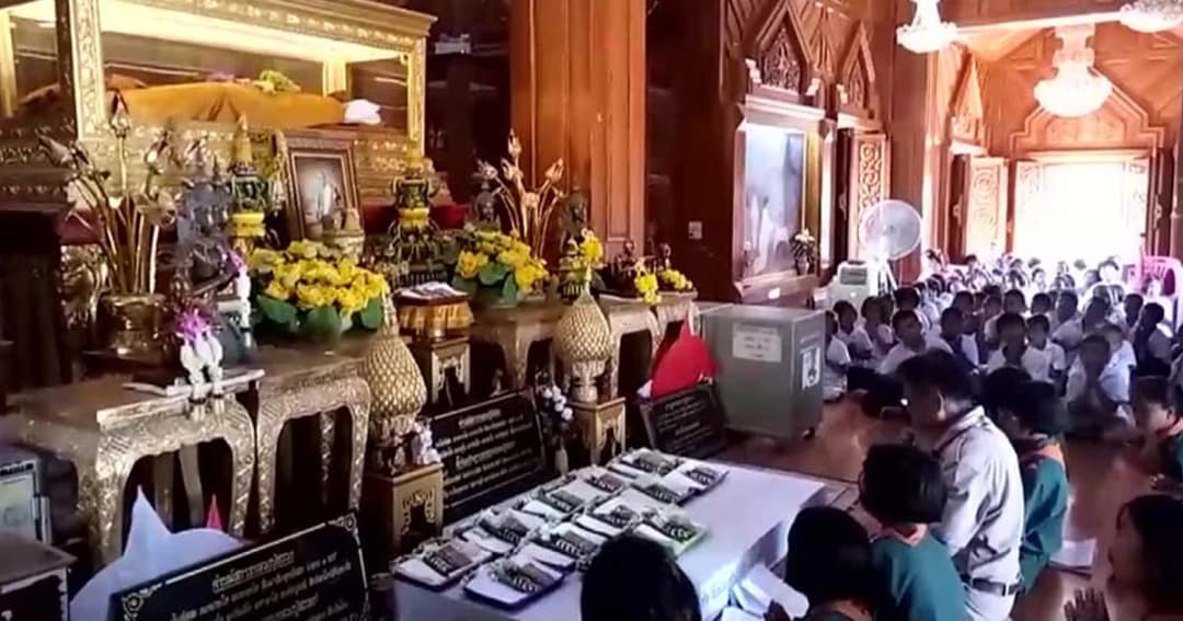 รร.ชายแดนเขมรส่งใจ สวดวอนขอหลวงปู่สรวง 13 ชีวิตต้องรอด