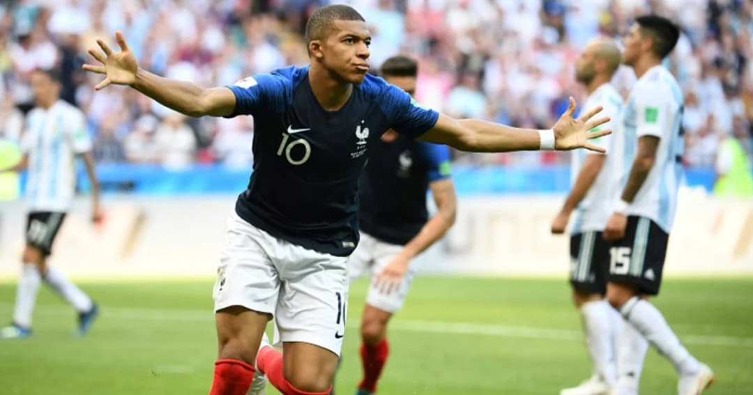 เปเล่ร่วมยินดีกับเอ็มปับเป้ หลังโชวฟอร์มสวยหรูพาฝรั่งเศสเข้ารอบ 8 ทีม