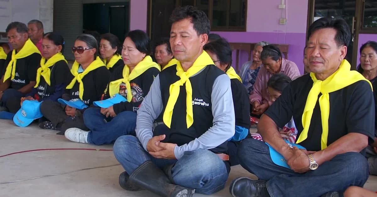 จิตอาสาชาวโคราช ร่วมนั่งสมาธิ ส่งใจช่วย ‘ทีมหมูป่า’ ติดถ้ำหลวง