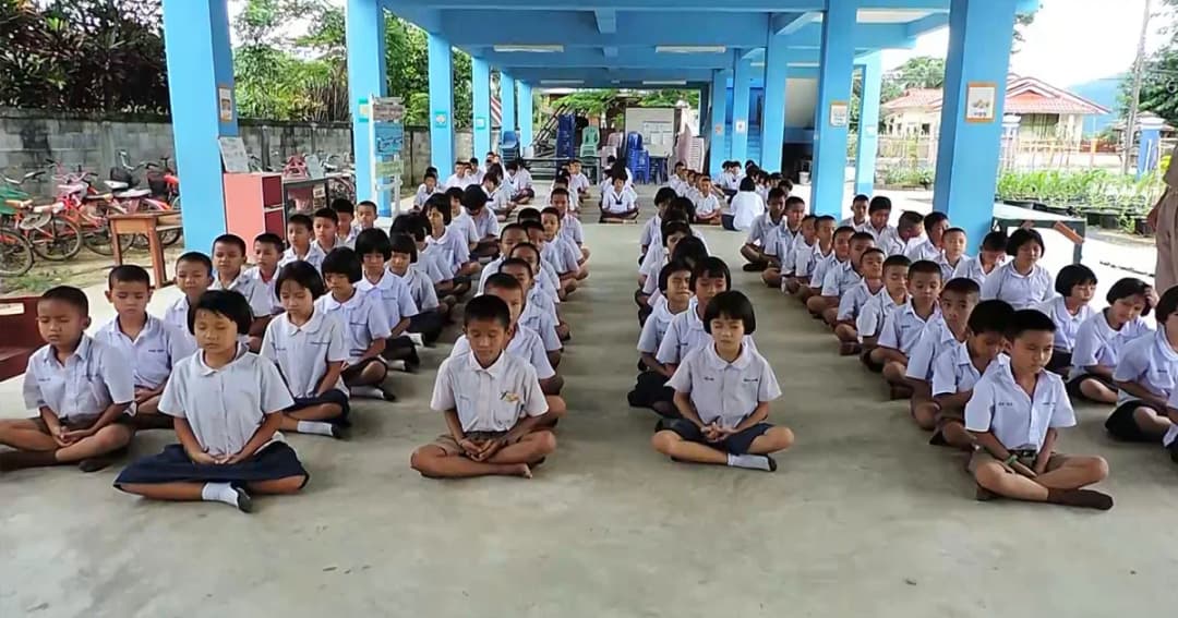 นร.-ครู รร.บ้านป่าแฝ นั่งสมาธิส่งกระแสจิต ขอ 13 ชีวิตติดถ้ำปลอดภัย