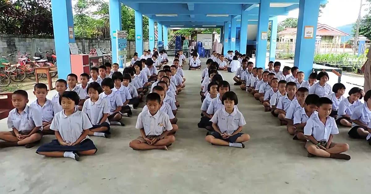 นร.-ครู รร.บ้านป่าแฝ นั่งสมาธิส่งกระแสจิต ขอ 13 ชีวิตติดถ้ำปลอดภัย