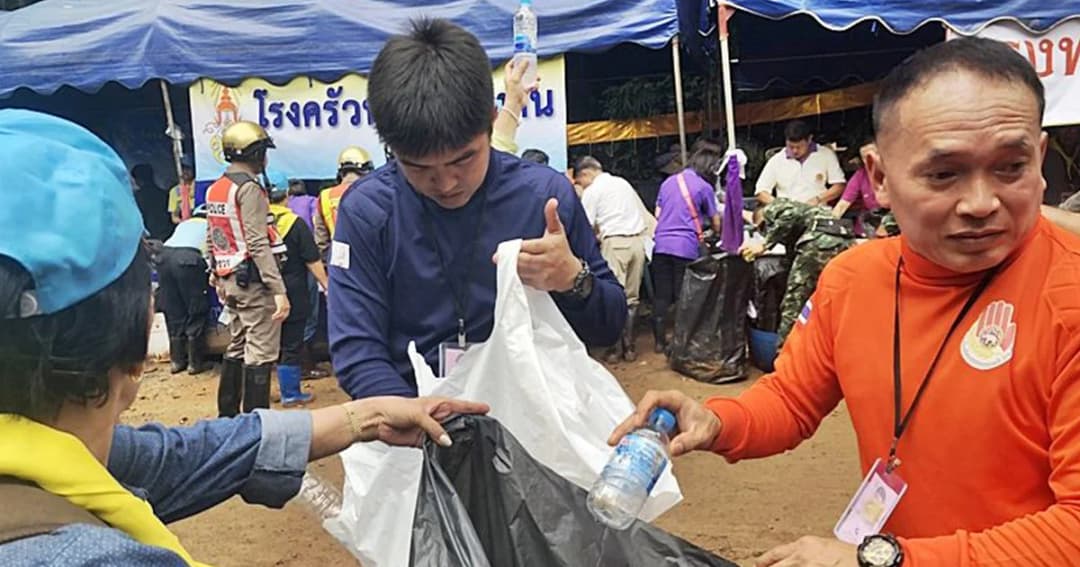 กลุ่มจิตอาสา ระดมเก็บขวดพลาสติก ทำทุ่นลอยน้ำช่วย ‘ซีล’