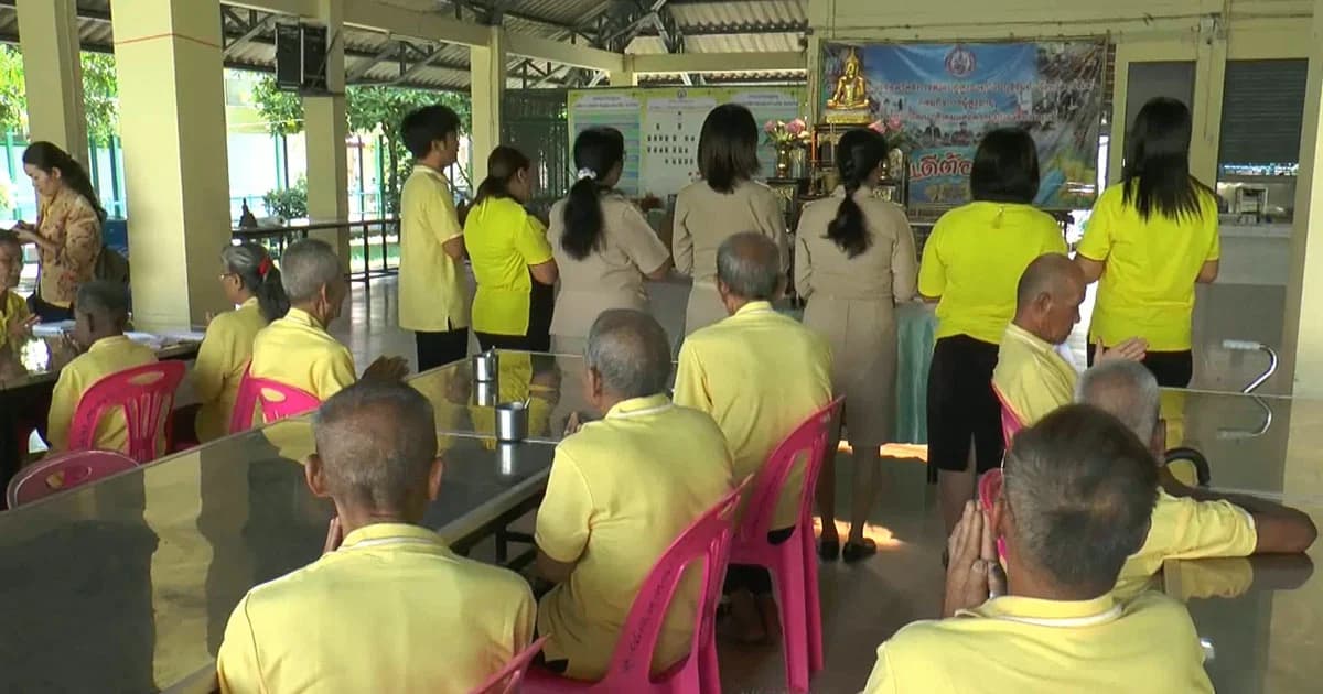 จนท. ตา-ยายบ้านพักคนชราสวดแผ่เมตตา ขอบุญบารมีในหลวงคุ้มครอง 13 ชีวิตปลอดภัย