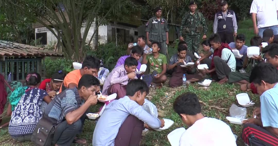 ทหารช่วยชาวโรฮีนจากับชาวเมียนมาร่วม 20 คน หลังถูกทิ้งบนเขาจนอดข้าว 6 วัน
