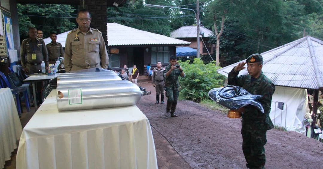 สมเด็จพระเจ้าอยู่หัว พระราชทานอุปกรณ์ ให้ จนท.ปฏิบัติภารกิจช่วย 13 ชีวิต