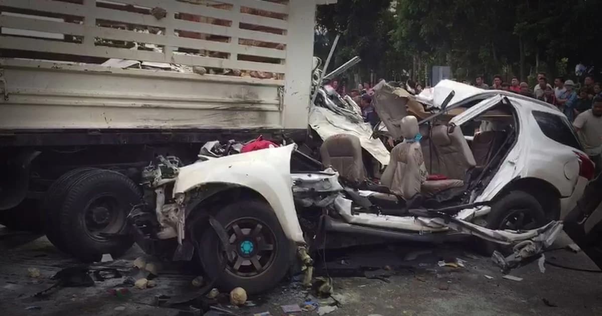 6 ล้อ พุ่งข้ามเลนชนรถครอบครัวเคราะห์ร้าย ดับ 7 ศพ