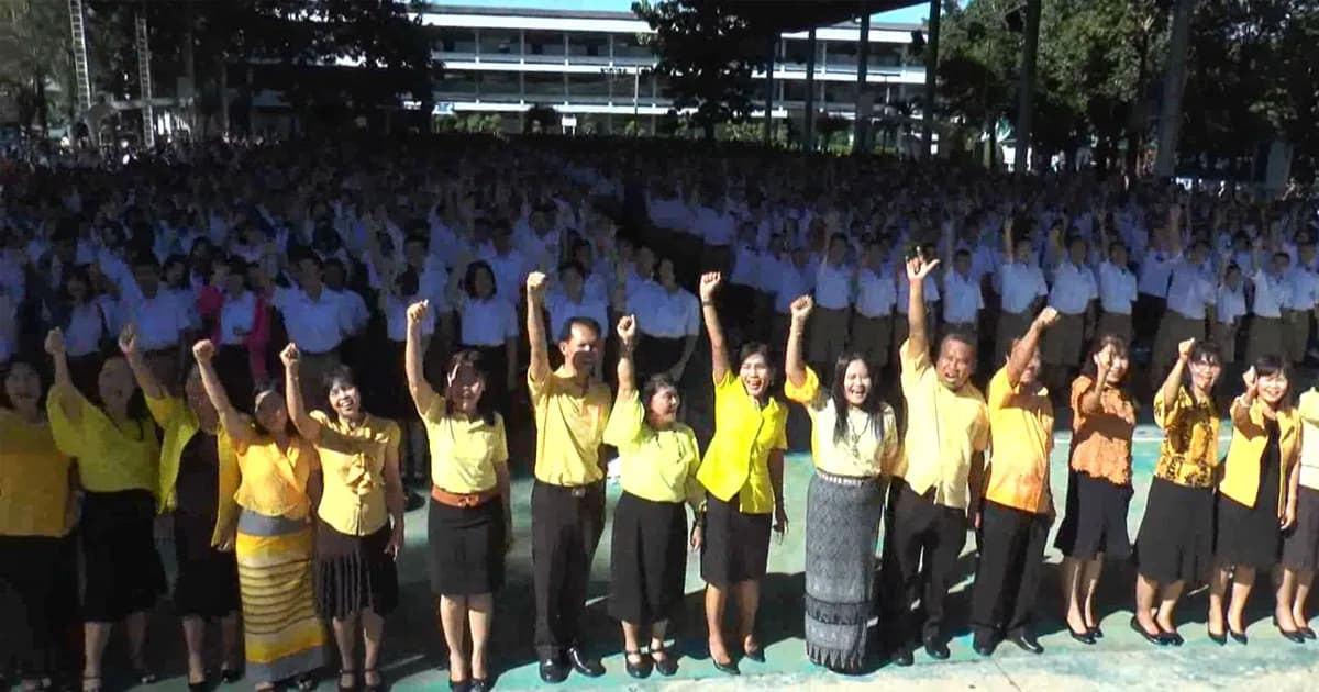 ครู-นร. รร.บุรีรัมย์พิทยาคม ชื่นชมฮีโร่ค้นหาทีมหมูป่าจนพบปลอดภัย